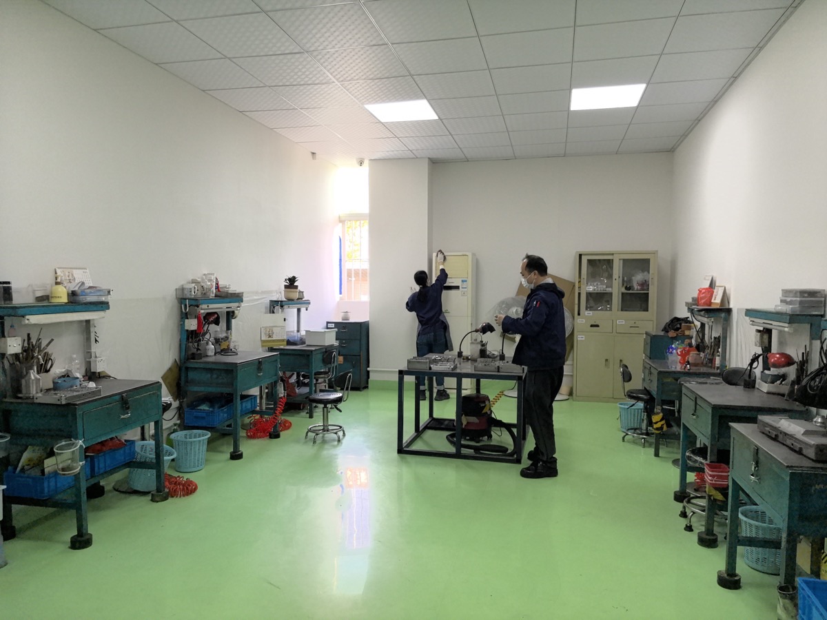 Tec-Shine mold polishing work area